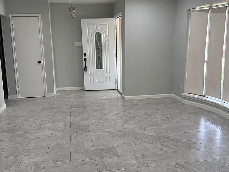 9002 Roos Rd — Photo 7