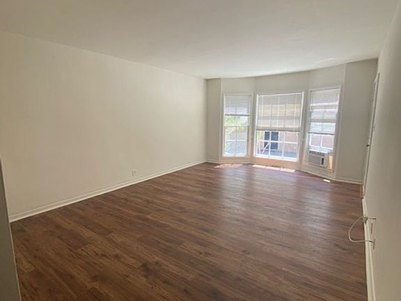 3rd image of 1401 Havenhurst Dr APT 9