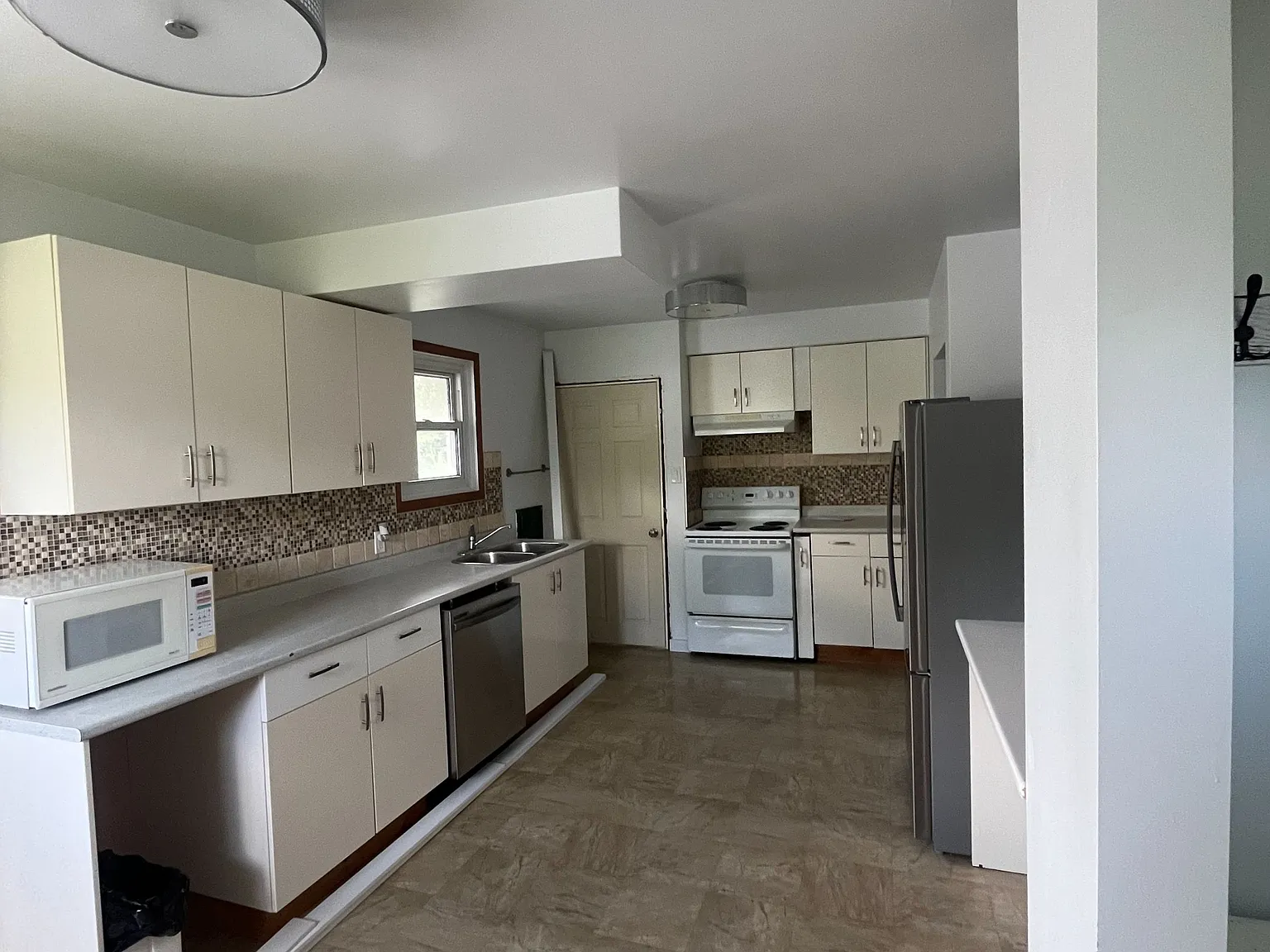 3 bed, $2,400 — Photo 2