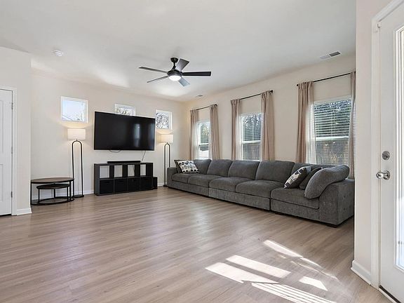 3rd image of 409 Tines Dr