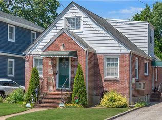 7 Griffin Pl, Lynbrook, NY 11563