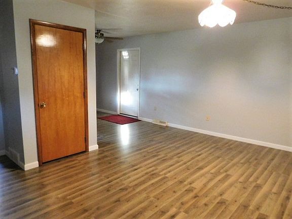 3rd image of 33 Sequoia Dr