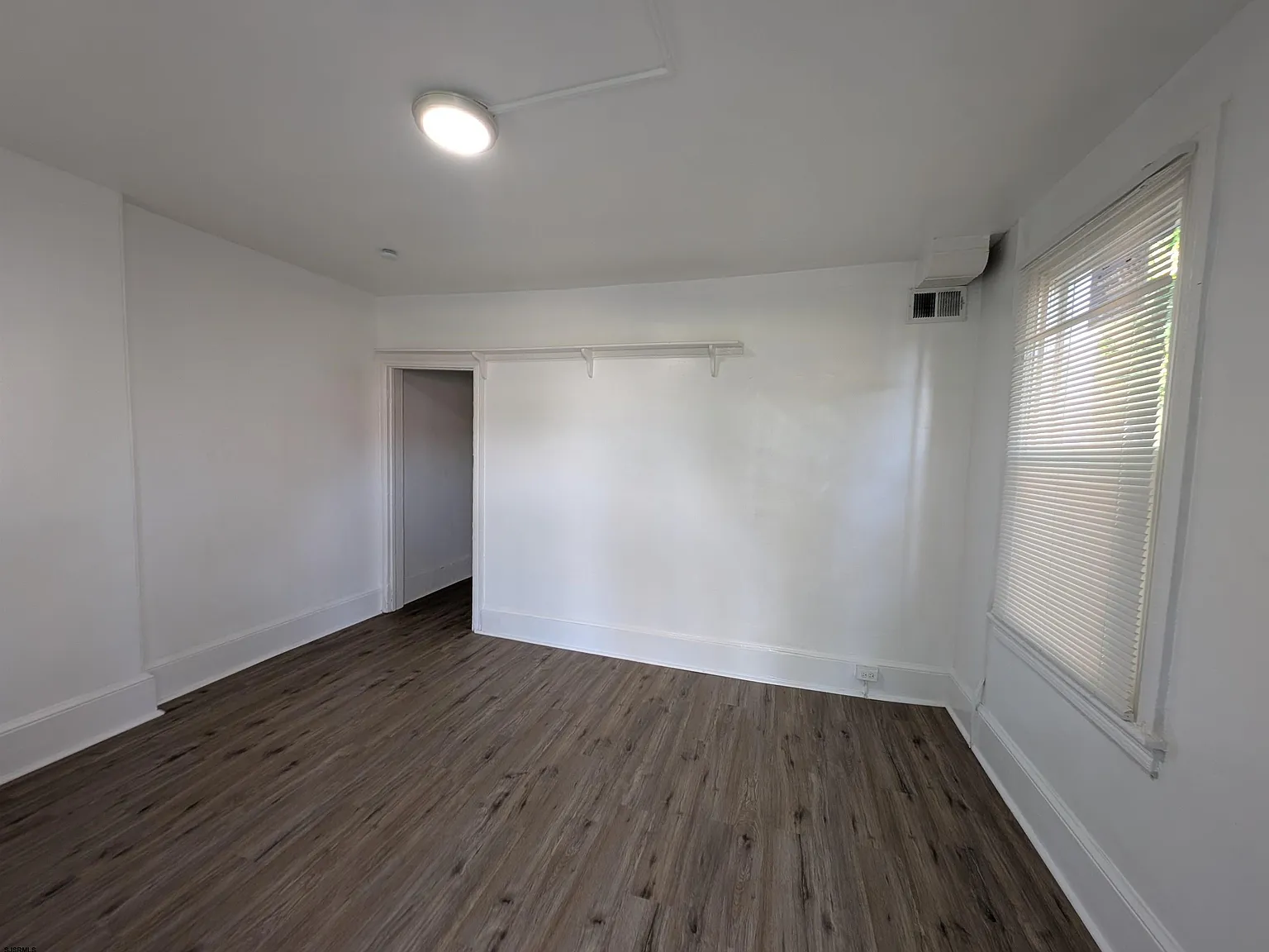3 bed, 1.5 bath, 1230 sqft, $2,075 — Photo 4