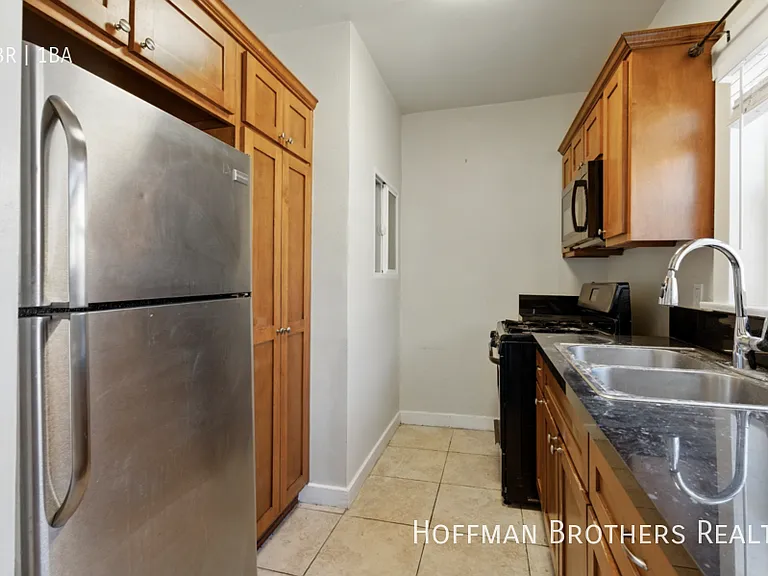 323 W 4th St #203 — Photo 2