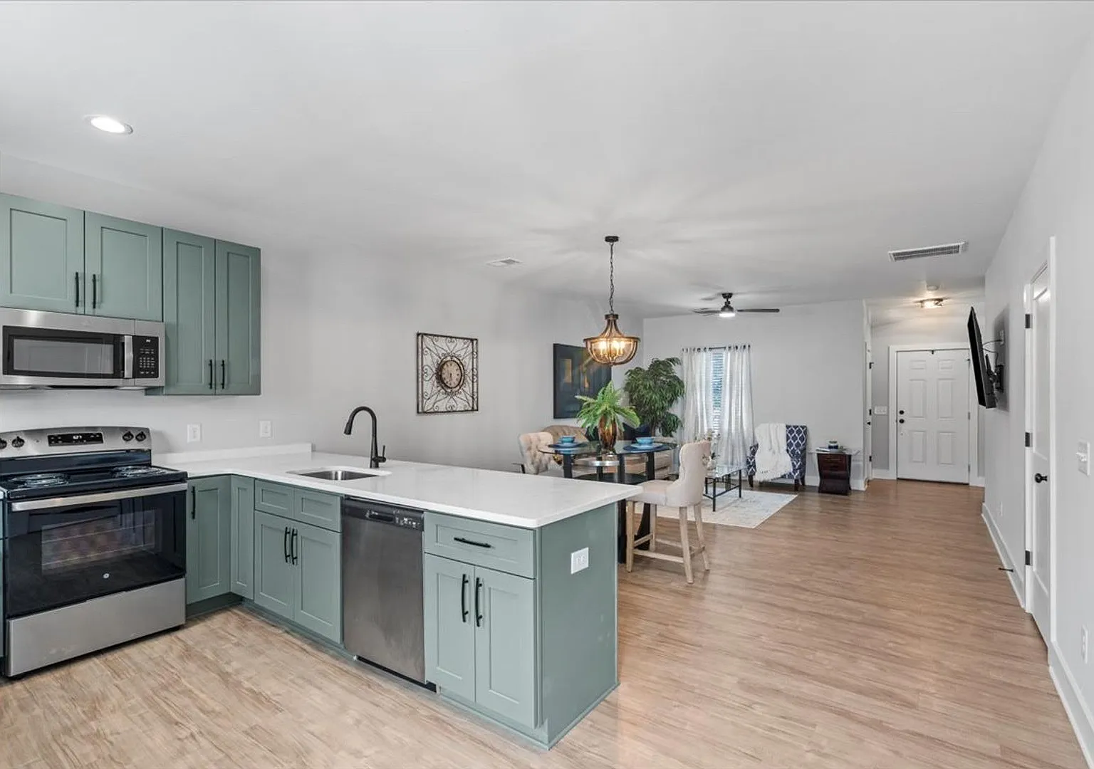 Room in 3 Bedroom Home at Freeze Ave — Photo 4