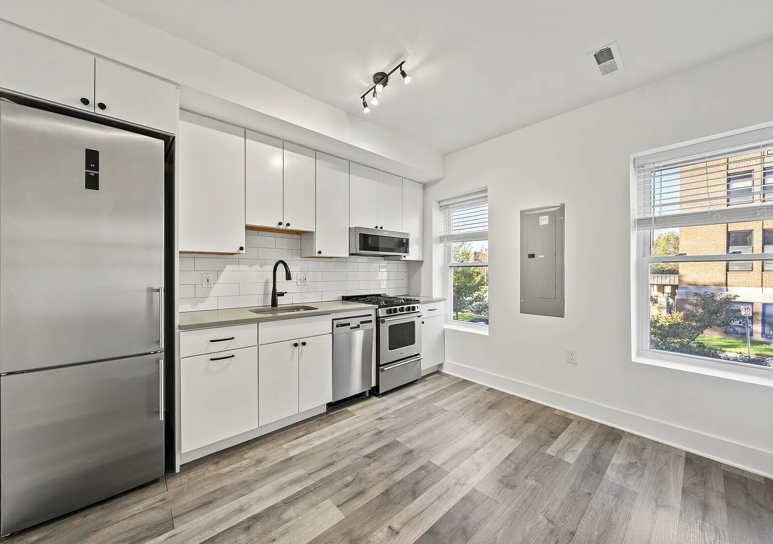 Modern 2BR + Den Unit with Roof Decks & Monument Views in U St — Photo 3
