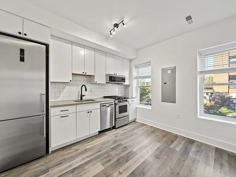 10th St NW — Photo 3