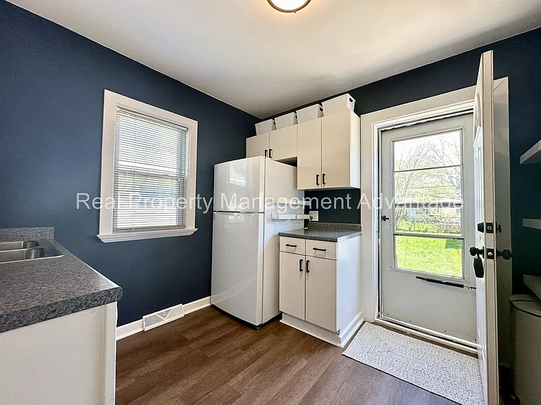 2128 Romeo St — Photo 7