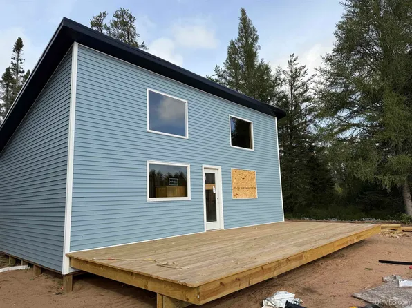 1609 Swanson Dr, Ishpeming, MI 49849