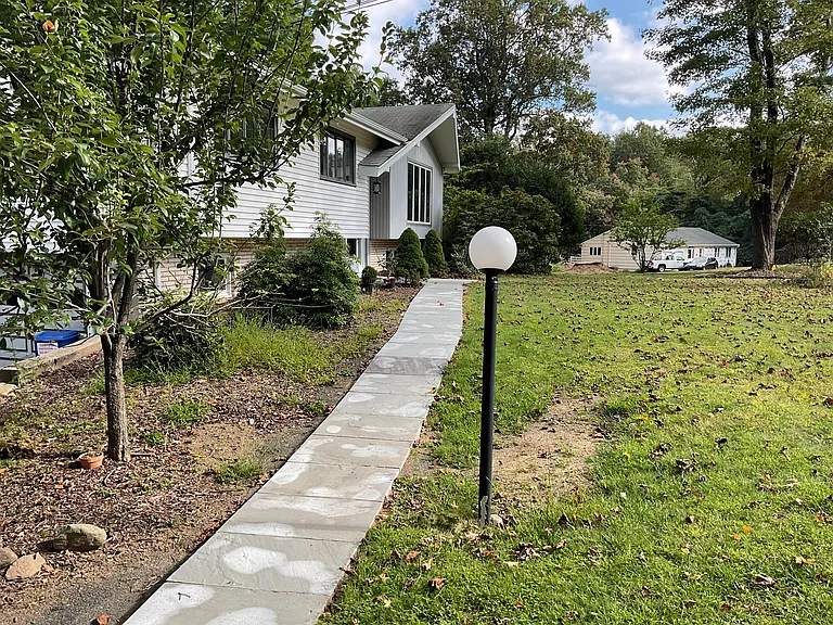 442 Surrey Ln #A — Photo 2