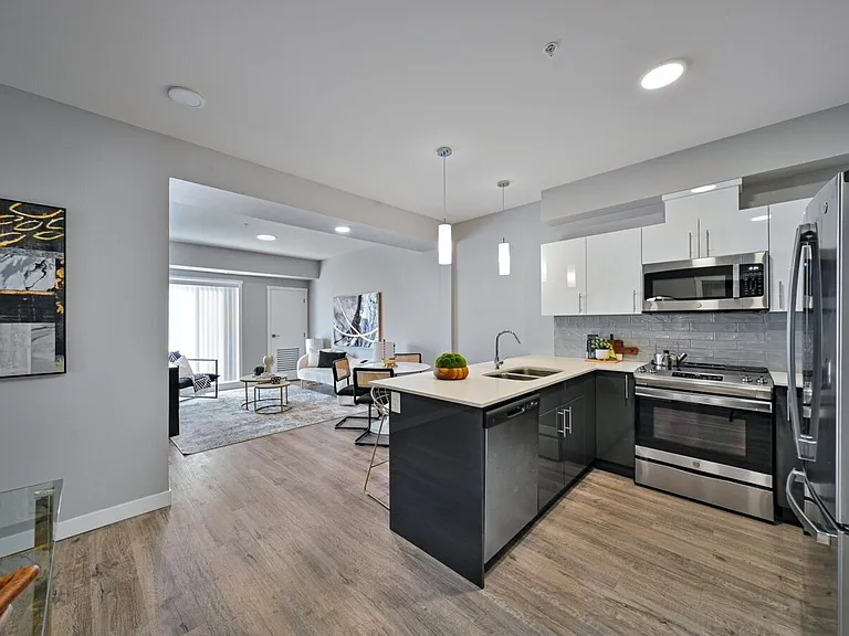 70 Park Pl E — Photo 1