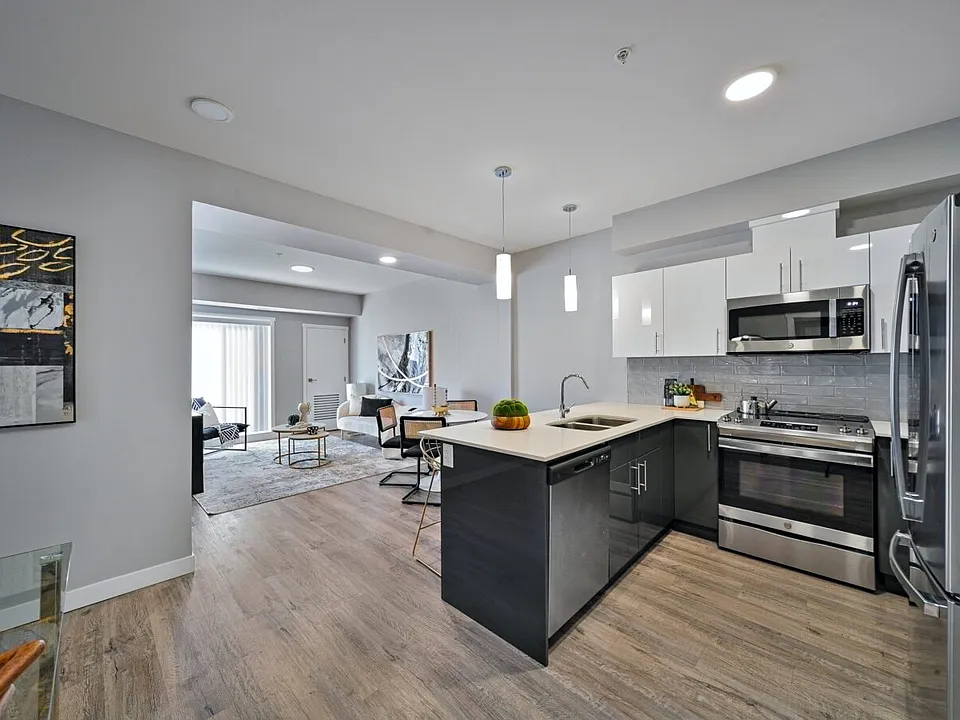 70 Park Pl E