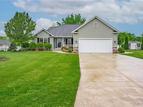 6438 Sherwood Dr, Lockport, NY 14094