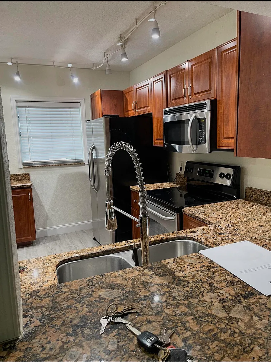 Building Photo - 2820 SW 22nd Ave #211