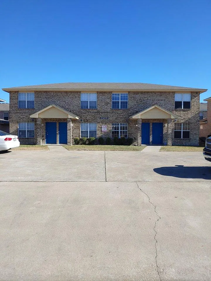 2 bed, 1.5 bath, 805 sqft, $795 — Photo 1