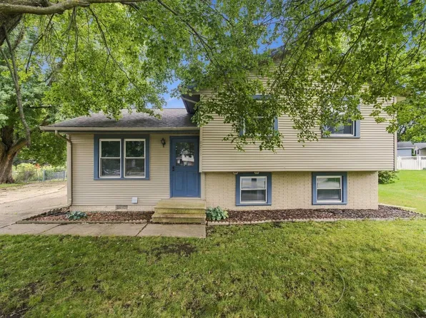 1221 Calumett Dr, Cedar Falls, IA 50613