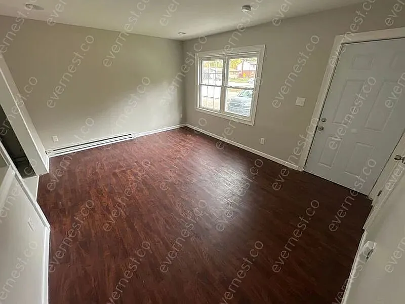 3 bed, 1.0 bath, 915 sqft, $1,225 — Photo 4