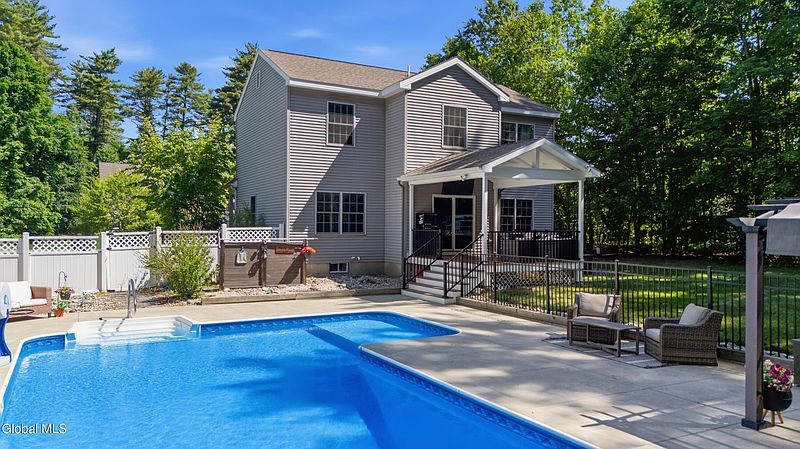 3rd image of 3 Royal Pines Drive