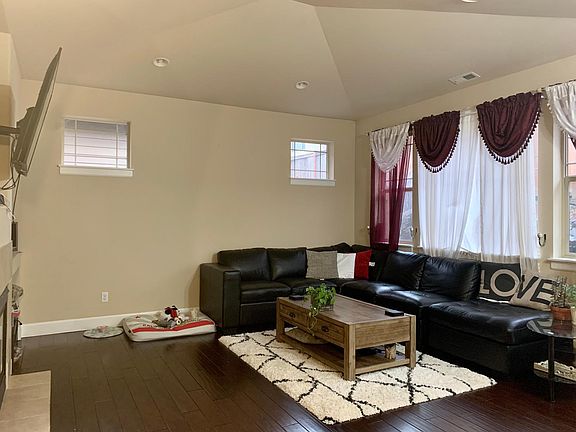 Living Room (1st Fl)
