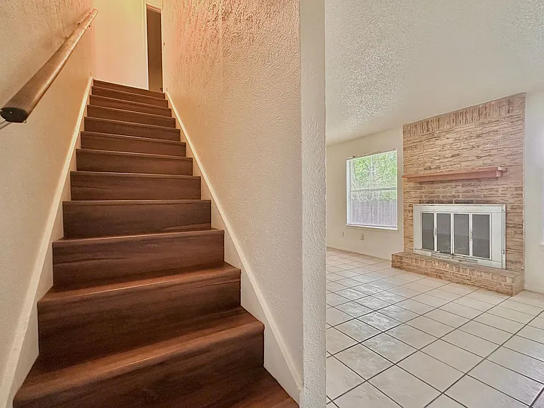 1322 Southport Dr — Photo 2