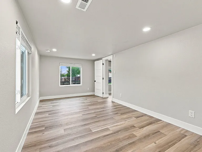 2201 W Warren Ave — Photo 12