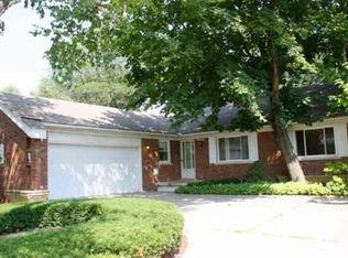 20050 W Ballantyne Ct, Grosse Pointe Woods, MI 48236