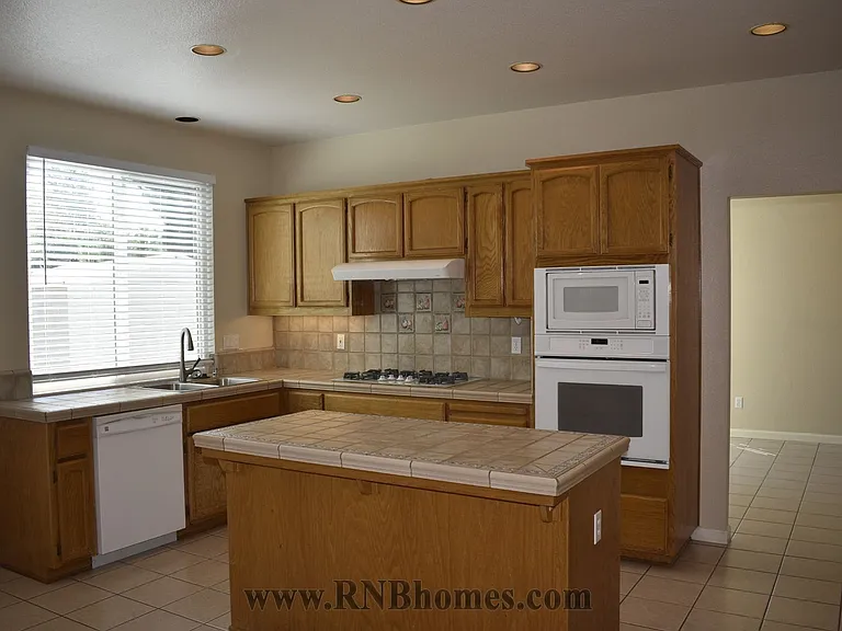 2400 Carr Ct — Photo 9