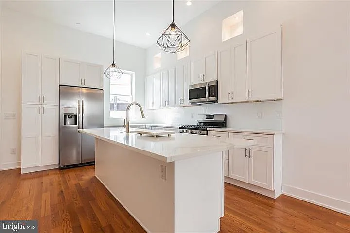 4 bed, 2334 sqft, $3,650 — Photo 4