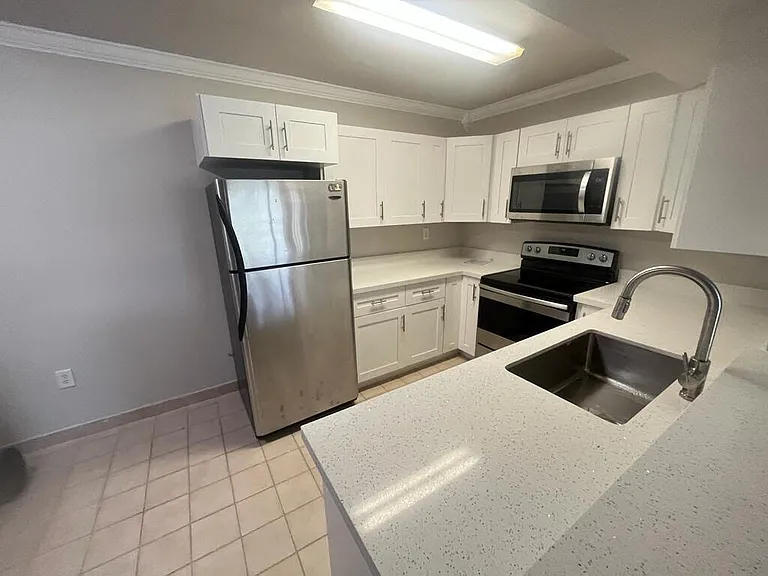 450 Palm Cir W #103 — Photo 2