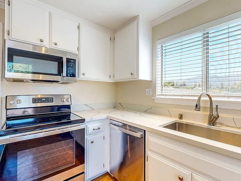 1133 Edwards St — Photo 12