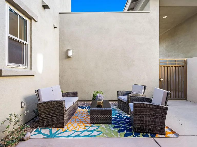 502 Retreat Cir — Photo 16