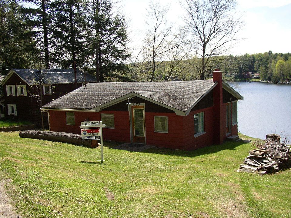 Cozy cottage on Demons Pond