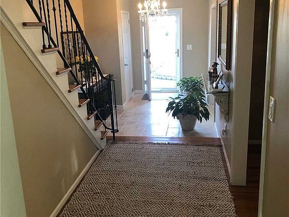 2nd image of 34 Sandy Hollow Dr