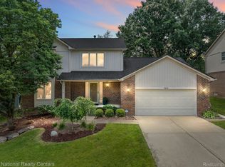 1829 Willowicke Dr, Wixom, MI 48393