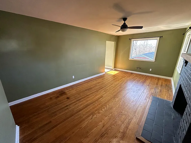 105 Meadowview Dr — Photo 4