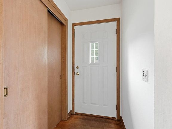 3rd image of 404 Tompkins Dr
