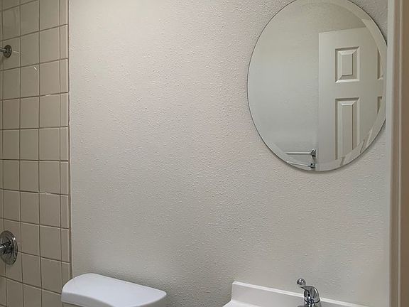5th image of 7067 Hawthorn Ave APT 11