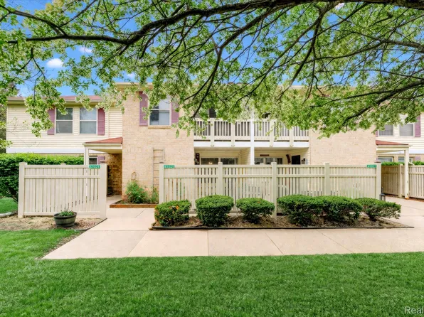61025 Greenwood Dr, South Lyon, MI 48178