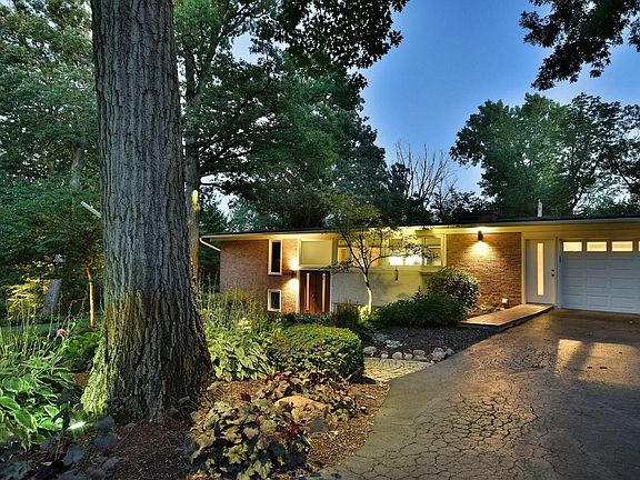 3rd image of 22W785 Red Oak Dr