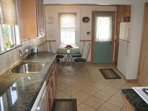 5th image of 146 Roosevelt St