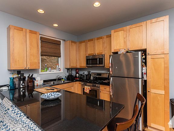 5th image of 2043 W Erie St #2F
