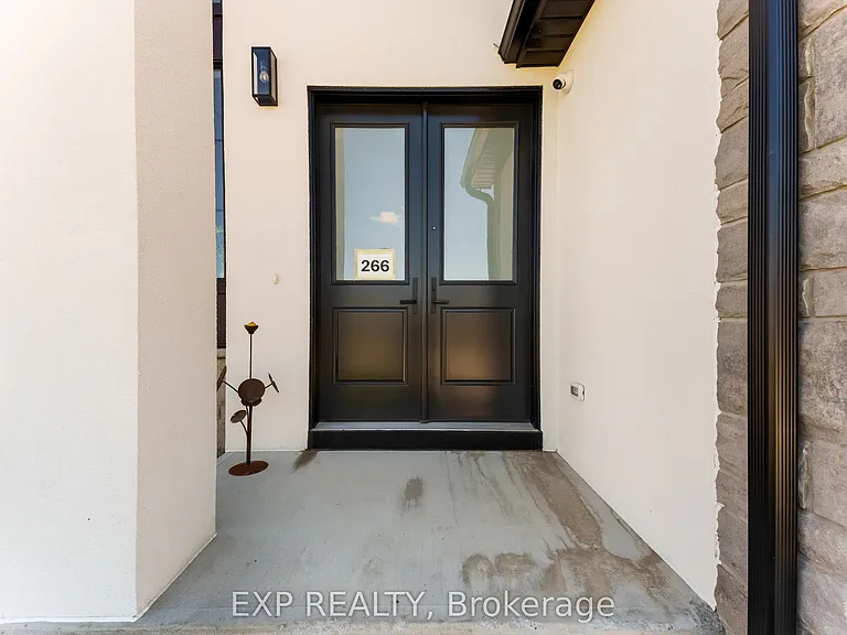 266 Hesselman Cres — Photo 3