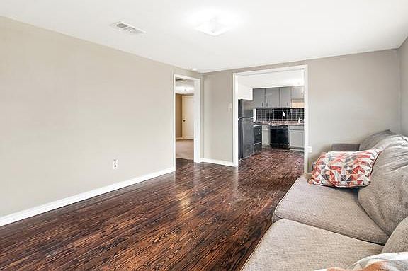 4th image of 204 E Waco St