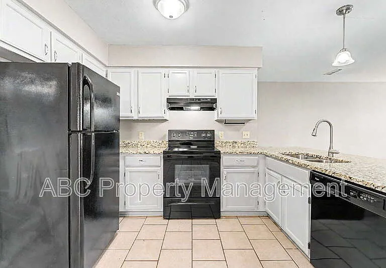 3033 W Mica St — Photo 4