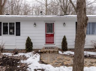 18986 Hillside Ln, Chagrin Falls, OH 44023
