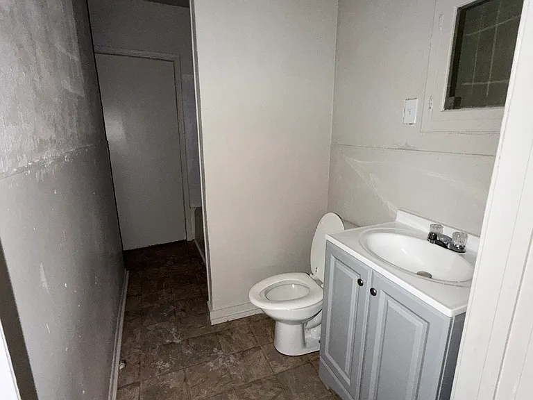 2210 Wilson St — Photo 5