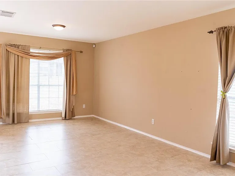 1608 Diana Dr — Photo 7
