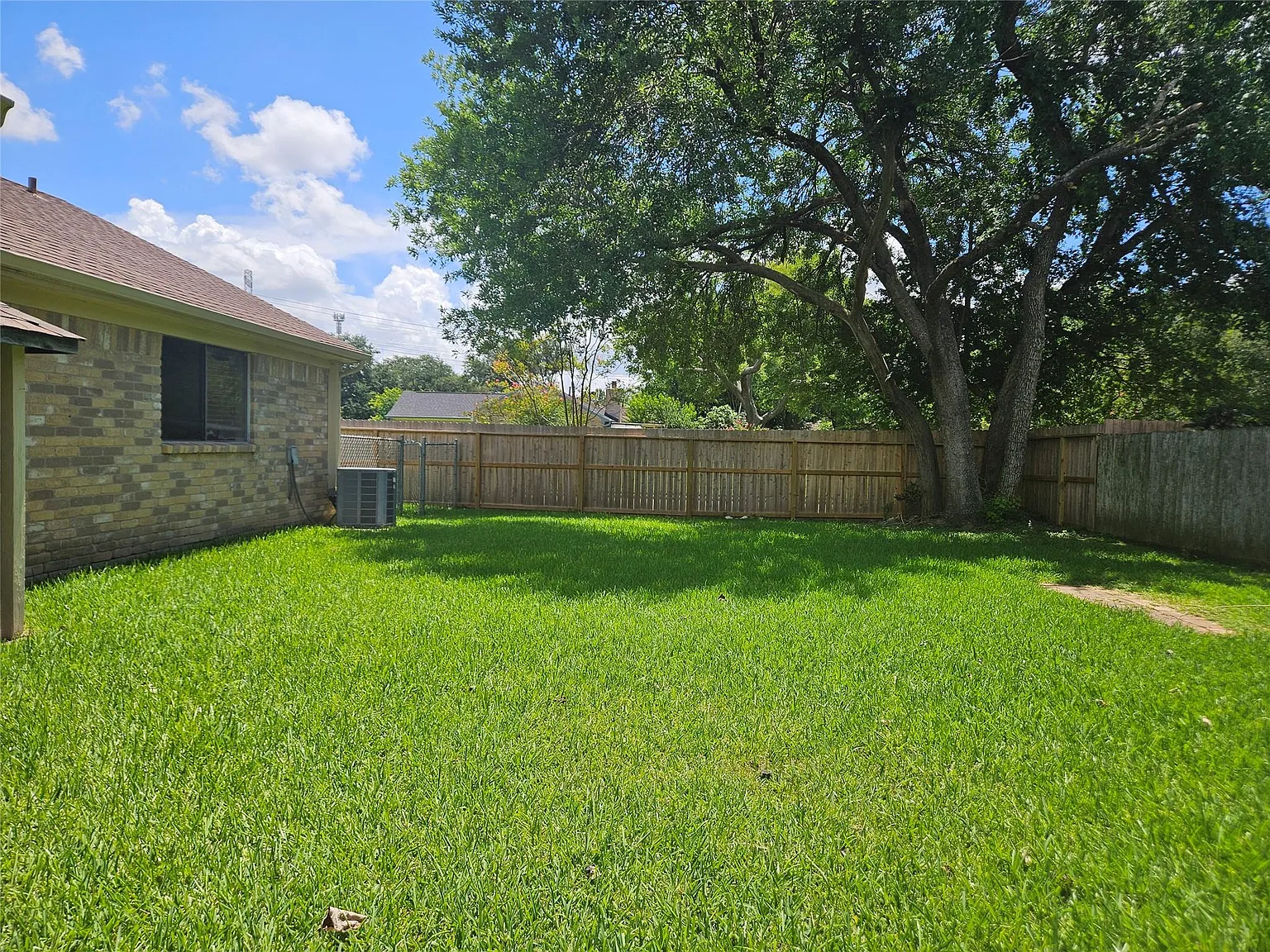 3 bed, 2.0 bath, 1329 sqft, $1,795 — Photo 3