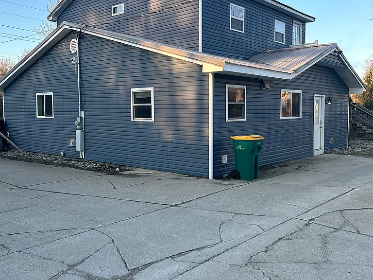 29000 W Nine Mile Rd — Photo 2