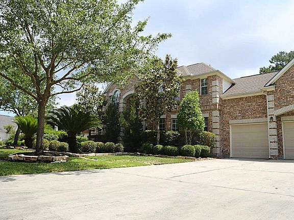Another view of the front showing plenty of parking.